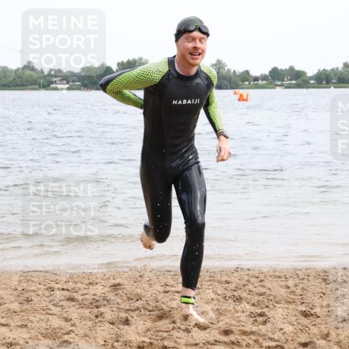 15.06.2025 - 27. Vierlanden-Triathlon Lena Gebhardt http://msf.ph/oto/8023925 15.06.2025 10:54:36 Schwimmen 695, 713, 715, 749 meine-sportfotos.de