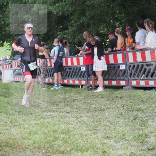 21.06.2025 - 27. Vierlanden-Triathlon KatJ http://msf.ph/oto/8023927 15.06.2025 13:25:21 Ziel 658 meine-sportfotos.de