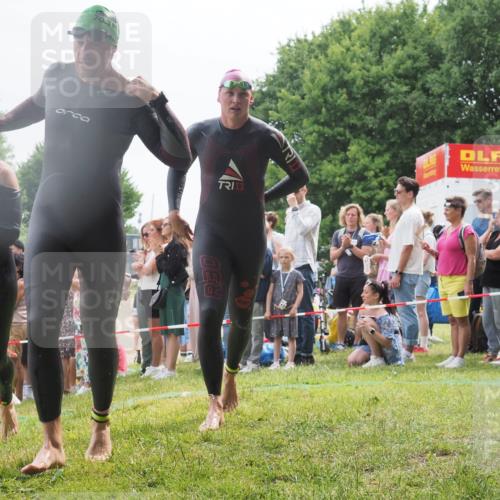 15.06.2025 - 27. Vierlanden-Triathlon KatJ http://msf.ph/oto/8023930 15.06.2025 10:57:05 Schwimmen 654, 688, 711, 718 meine-sportfotos.de