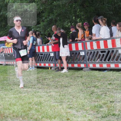 21.06.2025 - 27. Vierlanden-Triathlon KatJ http://msf.ph/oto/8023941 15.06.2025 13:25:21 Ziel 658 meine-sportfotos.de