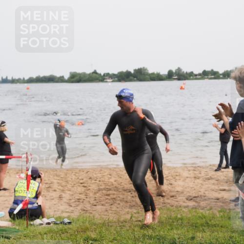 21.06.2025 - 27. Vierlanden-Triathlon MichiJ http://msf.ph/oto/8023945 15.06.2026 10:55:00 Schwimmen 677, 735, 744, 761 meine-sportfotos.de