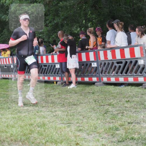 21.06.2025 - 27. Vierlanden-Triathlon KatJ http://msf.ph/oto/8023948 15.06.2025 13:25:21 Ziel 658 meine-sportfotos.de