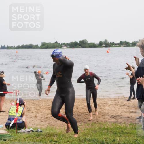 21.06.2025 - 27. Vierlanden-Triathlon MichiJ http://msf.ph/oto/8023958 15.06.2026 10:55:00 Schwimmen 677, 735, 744, 761 meine-sportfotos.de