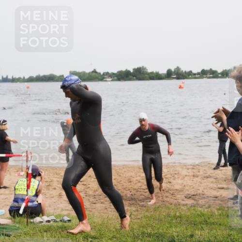 21.06.2025 - 27. Vierlanden-Triathlon MichiJ http://msf.ph/oto/8023965 15.06.2026 10:55:00 Schwimmen 677, 735, 744, 761 meine-sportfotos.de
