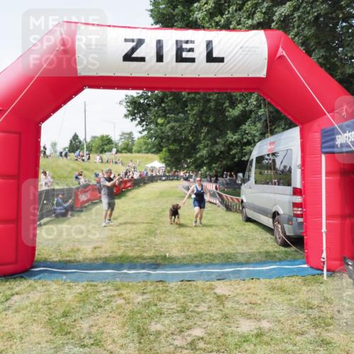 21.06.2025 - 27. Vierlanden-Triathlon MichiJ http://msf.ph/oto/8023970 15.06.2026 11:50:15 Ziel 485 meine-sportfotos.de