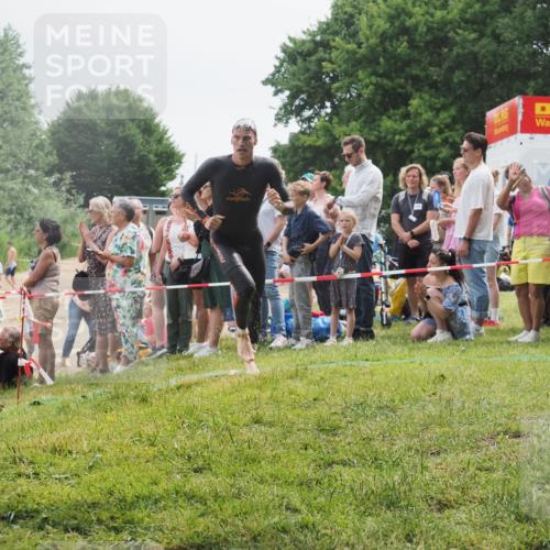 15.06.2025 - 27. Vierlanden-Triathlon KatJ http://msf.ph/oto/8023973 15.06.2025 10:57:16 Schwimmen 692, 697 meine-sportfotos.de