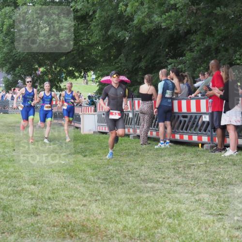 21.06.2025 - 27. Vierlanden-Triathlon KatJ http://msf.ph/oto/8023975 15.06.2025 13:25:46 Ziel 13, 1053, 1054, 1055 meine-sportfotos.de