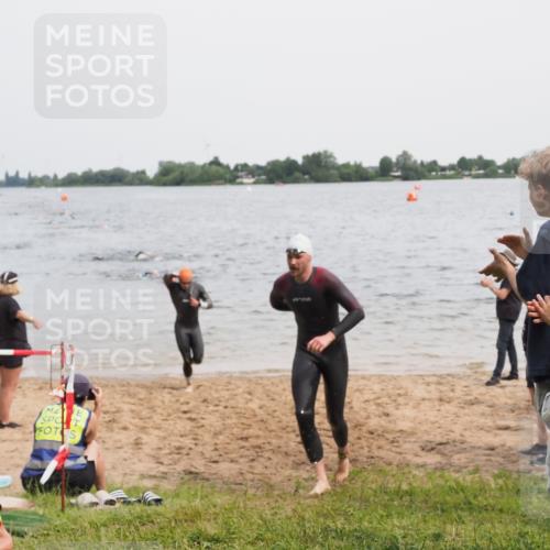 21.06.2025 - 27. Vierlanden-Triathlon MichiJ http://msf.ph/oto/8023984 15.06.2026 10:55:01 Schwimmen 677, 735, 744, 761 meine-sportfotos.de
