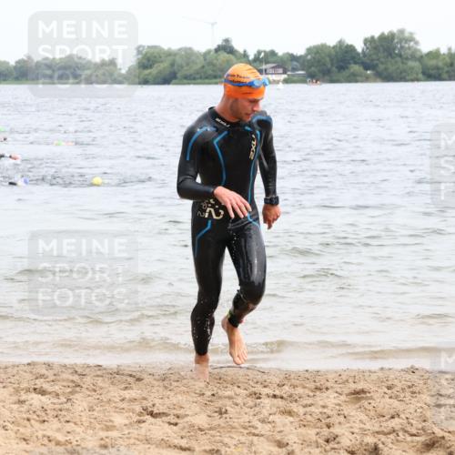 15.06.2025 - 27. Vierlanden-Triathlon Lena Gebhardt http://msf.ph/oto/8023998 15.06.2025 10:54:38 Schwimmen 695, 713, 715, 749 meine-sportfotos.de