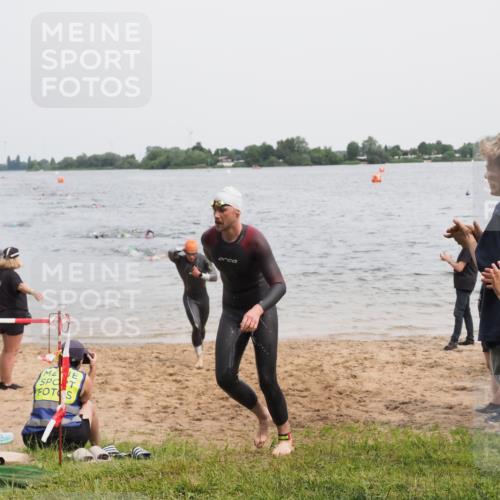 21.06.2025 - 27. Vierlanden-Triathlon MichiJ http://msf.ph/oto/8024008 15.06.2026 10:55:01 Schwimmen 677, 735, 744, 761 meine-sportfotos.de
