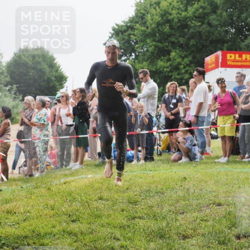 15.06.2025 - 27. Vierlanden-Triathlon KatJ http://msf.ph/oto/8024010 15.06.2025 10:57:16 Schwimmen 692, 697 meine-sportfotos.de