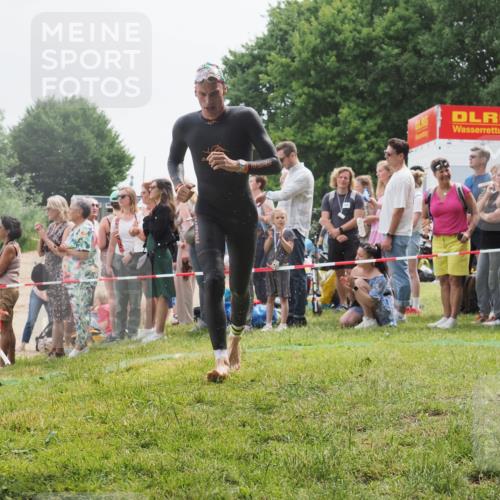 15.06.2025 - 27. Vierlanden-Triathlon KatJ http://msf.ph/oto/8024021 15.06.2025 10:57:16 Schwimmen 692, 697 meine-sportfotos.de