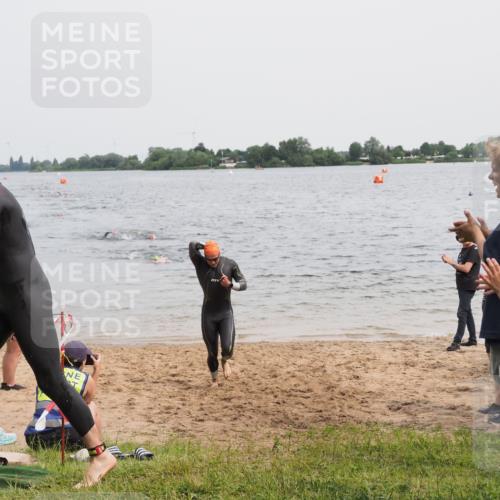 21.06.2025 - 27. Vierlanden-Triathlon MichiJ http://msf.ph/oto/8024024 15.06.2026 10:55:02 Schwimmen 677, 735, 744, 761 meine-sportfotos.de