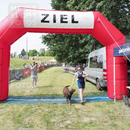 21.06.2025 - 27. Vierlanden-Triathlon MichiJ http://msf.ph/oto/8024026 15.06.2026 11:50:16 Ziel 485 meine-sportfotos.de