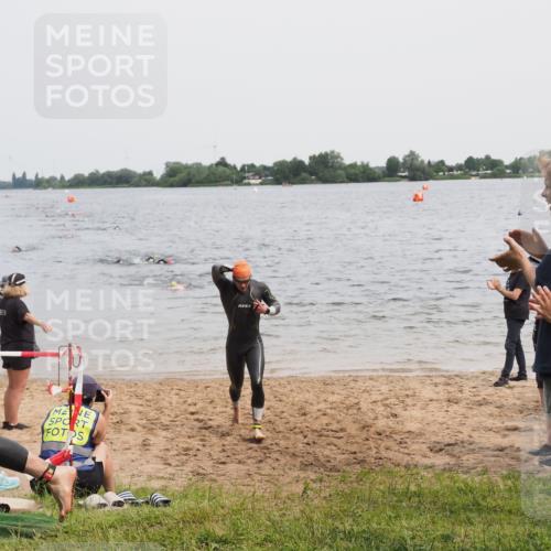 21.06.2025 - 27. Vierlanden-Triathlon MichiJ http://msf.ph/oto/8024028 15.06.2026 10:55:02 Schwimmen 677, 735, 744, 761 meine-sportfotos.de
