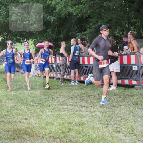 21.06.2025 - 27. Vierlanden-Triathlon KatJ http://msf.ph/oto/8024029 15.06.2025 13:25:47 Ziel 13, 1053, 1054, 1055 meine-sportfotos.de