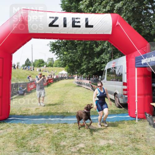 21.06.2025 - 27. Vierlanden-Triathlon MichiJ http://msf.ph/oto/8024035 15.06.2026 11:50:17 Ziel 485 meine-sportfotos.de