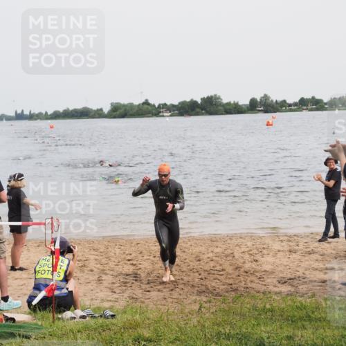 21.06.2025 - 27. Vierlanden-Triathlon MichiJ http://msf.ph/oto/8024043 15.06.2026 10:55:02 Schwimmen 677, 735, 744, 761 meine-sportfotos.de