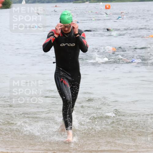 15.06.2025 - 27. Vierlanden-Triathlon Lena Gebhardt http://msf.ph/oto/8024045 15.06.2025 10:54:41 Schwimmen 695, 713, 715, 749 meine-sportfotos.de