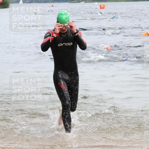 15.06.2025 - 27. Vierlanden-Triathlon Lena Gebhardt http://msf.ph/oto/8024052 15.06.2025 10:54:41 Schwimmen 695, 713, 715, 749 meine-sportfotos.de