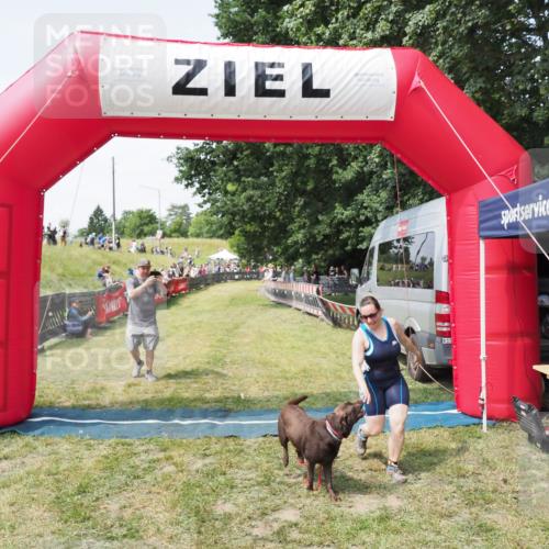 21.06.2025 - 27. Vierlanden-Triathlon MichiJ http://msf.ph/oto/8024053 15.06.2026 11:50:17 Ziel 485 meine-sportfotos.de