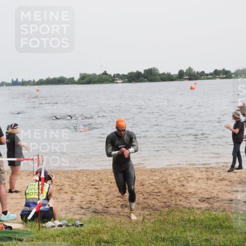21.06.2025 - 27. Vierlanden-Triathlon MichiJ http://msf.ph/oto/8024066 15.06.2026 10:55:03 Schwimmen 677, 735, 744, 761 meine-sportfotos.de