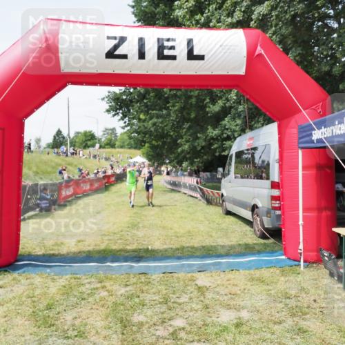 21.06.2025 - 27. Vierlanden-Triathlon MichiJ http://msf.ph/oto/8024085 15.06.2026 11:51:02 Ziel 387 meine-sportfotos.de