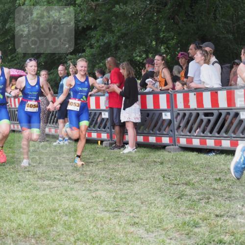 21.06.2025 - 27. Vierlanden-Triathlon KatJ http://msf.ph/oto/8024091 15.06.2025 13:25:47 Ziel 13, 1053, 1054, 1055 meine-sportfotos.de