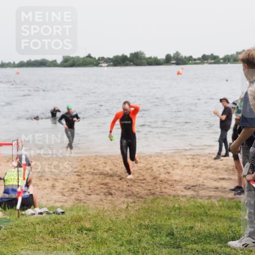 21.06.2025 - 27. Vierlanden-Triathlon MichiJ http://msf.ph/oto/8024106 15.06.2026 10:55:17 Schwimmen 661, 725 meine-sportfotos.de