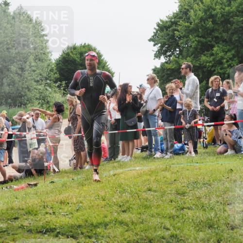 15.06.2025 - 27. Vierlanden-Triathlon KatJ http://msf.ph/oto/8024111 15.06.2025 10:57:24 Schwimmen 692, 697 meine-sportfotos.de