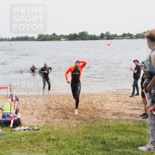 21.06.2025 - 27. Vierlanden-Triathlon MichiJ http://msf.ph/oto/8024115 15.06.2026 10:55:17 Schwimmen 661, 725 meine-sportfotos.de