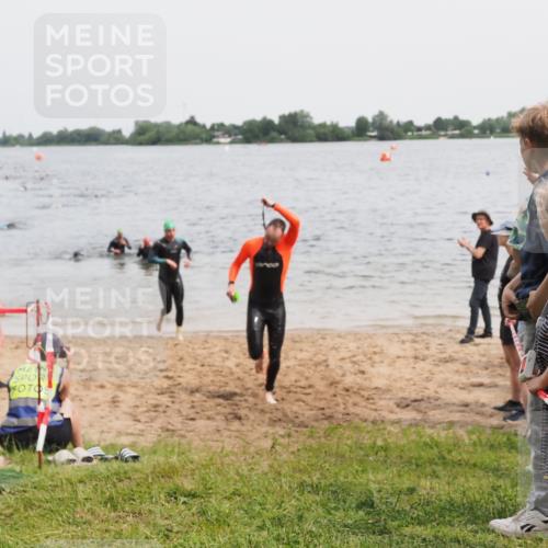 21.06.2025 - 27. Vierlanden-Triathlon MichiJ http://msf.ph/oto/8024119 15.06.2026 10:55:17 Schwimmen 661, 725 meine-sportfotos.de