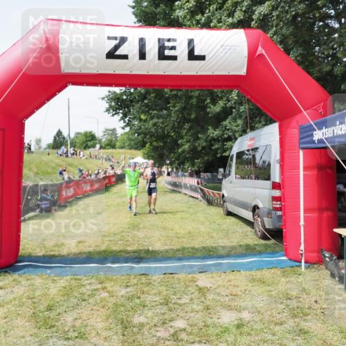 21.06.2025 - 27. Vierlanden-Triathlon MichiJ http://msf.ph/oto/8024122 15.06.2026 11:51:03 Ziel 387 meine-sportfotos.de
