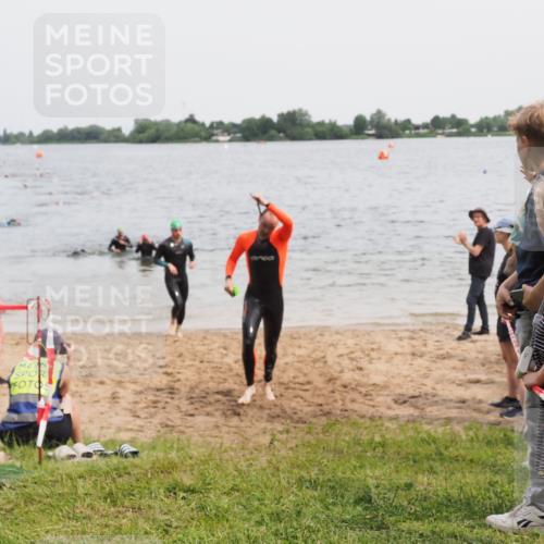 21.06.2025 - 27. Vierlanden-Triathlon MichiJ http://msf.ph/oto/8024127 15.06.2026 10:55:17 Schwimmen 661, 725 meine-sportfotos.de