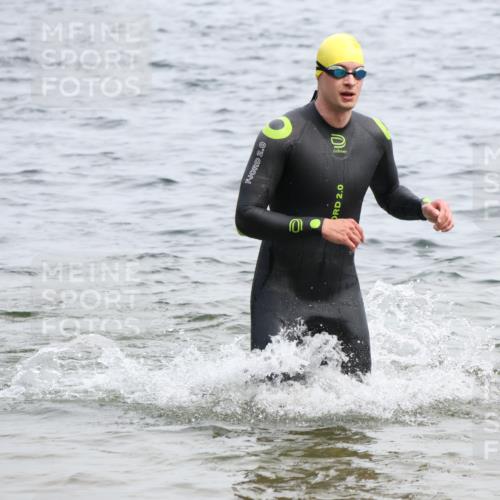 15.06.2025 - 27. Vierlanden-Triathlon Lena Gebhardt http://msf.ph/oto/8024129 15.06.2025 10:54:49 Schwimmen 677, 713, 744, 761 meine-sportfotos.de