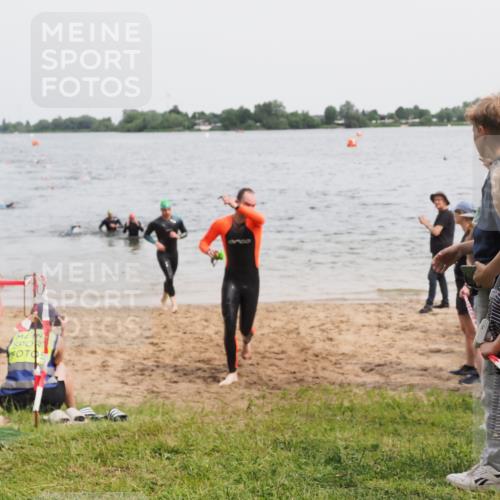 21.06.2025 - 27. Vierlanden-Triathlon MichiJ http://msf.ph/oto/8024138 15.06.2026 10:55:17 Schwimmen 661, 725 meine-sportfotos.de