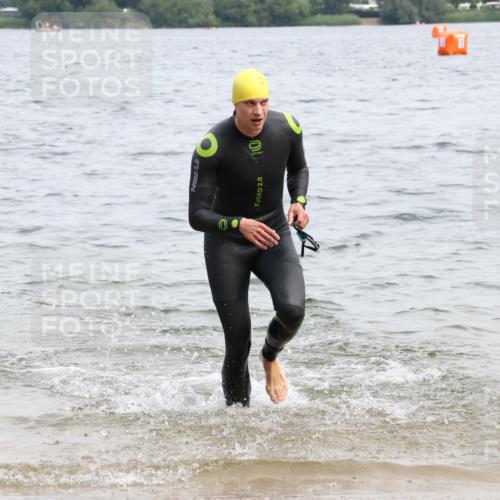 15.06.2025 - 27. Vierlanden-Triathlon Lena Gebhardt http://msf.ph/oto/8024158 15.06.2025 10:54:52 Schwimmen 677, 713, 735, 744, 761 meine-sportfotos.de
