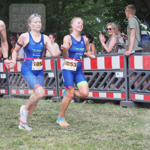 21.06.2025 - 27. Vierlanden-Triathlon KatJ http://msf.ph/oto/8024160 15.06.2025 13:25:49 Ziel 1053, 1054, 1055 meine-sportfotos.de