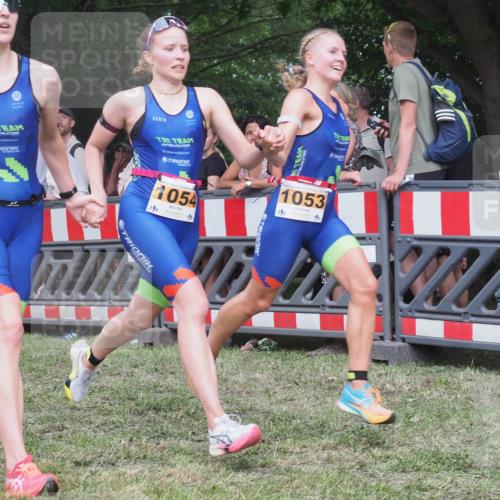 21.06.2025 - 27. Vierlanden-Triathlon KatJ http://msf.ph/oto/8024170 15.06.2025 13:25:49 Ziel 1053, 1054, 1055 meine-sportfotos.de