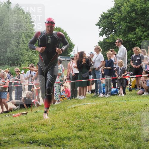 15.06.2025 - 27. Vierlanden-Triathlon KatJ http://msf.ph/oto/8024173 15.06.2025 10:57:25 Schwimmen 692, 697 meine-sportfotos.de