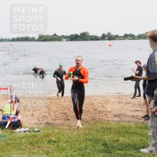21.06.2025 - 27. Vierlanden-Triathlon MichiJ http://msf.ph/oto/8024176 15.06.2026 10:55:18 Schwimmen 661, 725, 740 meine-sportfotos.de