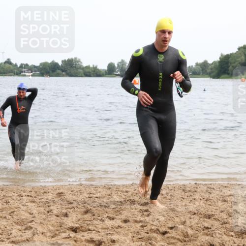 15.06.2025 - 27. Vierlanden-Triathlon Lena Gebhardt http://msf.ph/oto/8024179 15.06.2025 10:54:55 Schwimmen 677, 735, 744, 761 meine-sportfotos.de