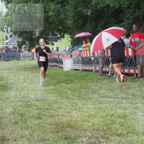 21.06.2025 - 27. Vierlanden-Triathlon KatJ http://msf.ph/oto/8024180 15.06.2025 13:26:24 Ziel 221 meine-sportfotos.de