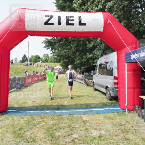 21.06.2025 - 27. Vierlanden-Triathlon MichiJ http://msf.ph/oto/8024198 15.06.2026 11:51:04 Ziel 387 meine-sportfotos.de