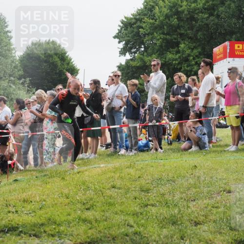 15.06.2025 - 27. Vierlanden-Triathlon KatJ http://msf.ph/oto/8024203 15.06.2025 10:57:34 Schwimmen 707, 722 meine-sportfotos.de