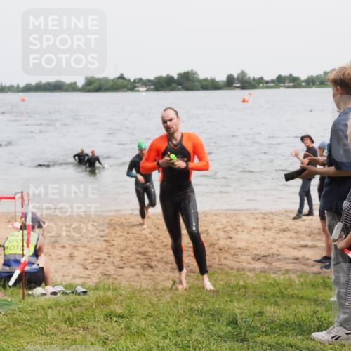 21.06.2025 - 27. Vierlanden-Triathlon MichiJ http://msf.ph/oto/8024208 15.06.2026 10:55:18 Schwimmen 661, 725, 740 meine-sportfotos.de