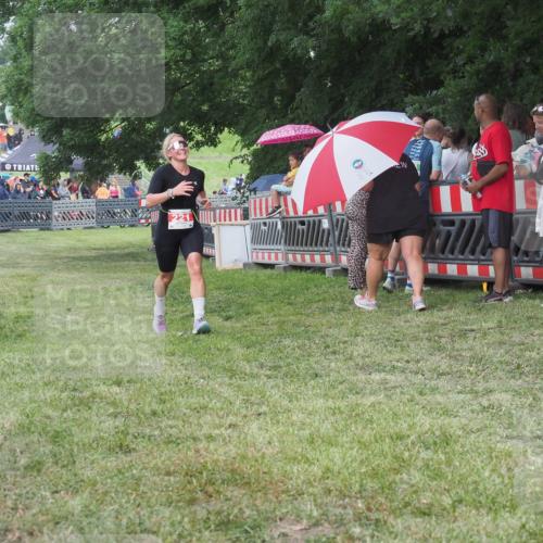 21.06.2025 - 27. Vierlanden-Triathlon KatJ http://msf.ph/oto/8024210 15.06.2025 13:26:24 Ziel 221 meine-sportfotos.de