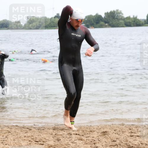 15.06.2025 - 27. Vierlanden-Triathlon Lena Gebhardt http://msf.ph/oto/8024219 15.06.2025 10:54:58 Schwimmen 677, 735, 744, 761 meine-sportfotos.de