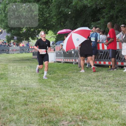 21.06.2025 - 27. Vierlanden-Triathlon KatJ http://msf.ph/oto/8024222 15.06.2025 13:26:25 Ziel 221 meine-sportfotos.de