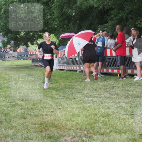 21.06.2025 - 27. Vierlanden-Triathlon KatJ http://msf.ph/oto/8024225 15.06.2025 13:26:25 Ziel 221 meine-sportfotos.de
